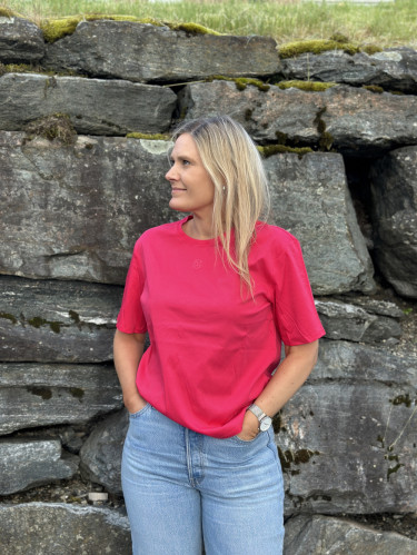 Melea Icon Tee Rose Red/Azalea